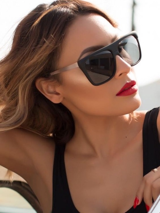 Quay Australia Accessories - Quay Australia x Desi On the Low Matte Black Sunglasses with Gold Temples